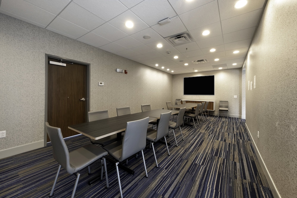 holiday inn express and suites staunton