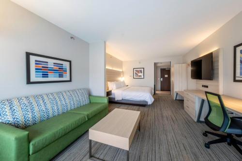 holiday inn express and suites staunton