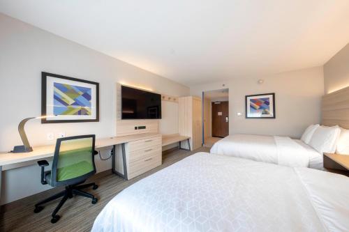 holiday inn express and suites staunton