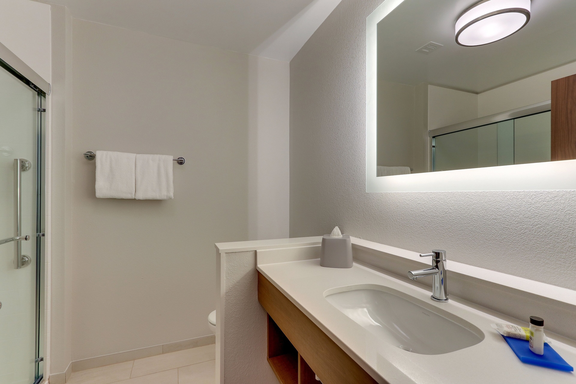 holiday inn express and suites roanoke civic center