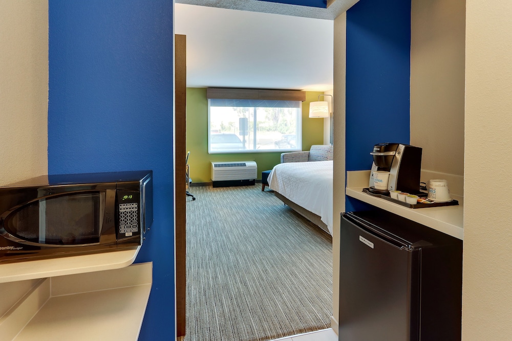 holiday inn express and suites roanoke civic center
