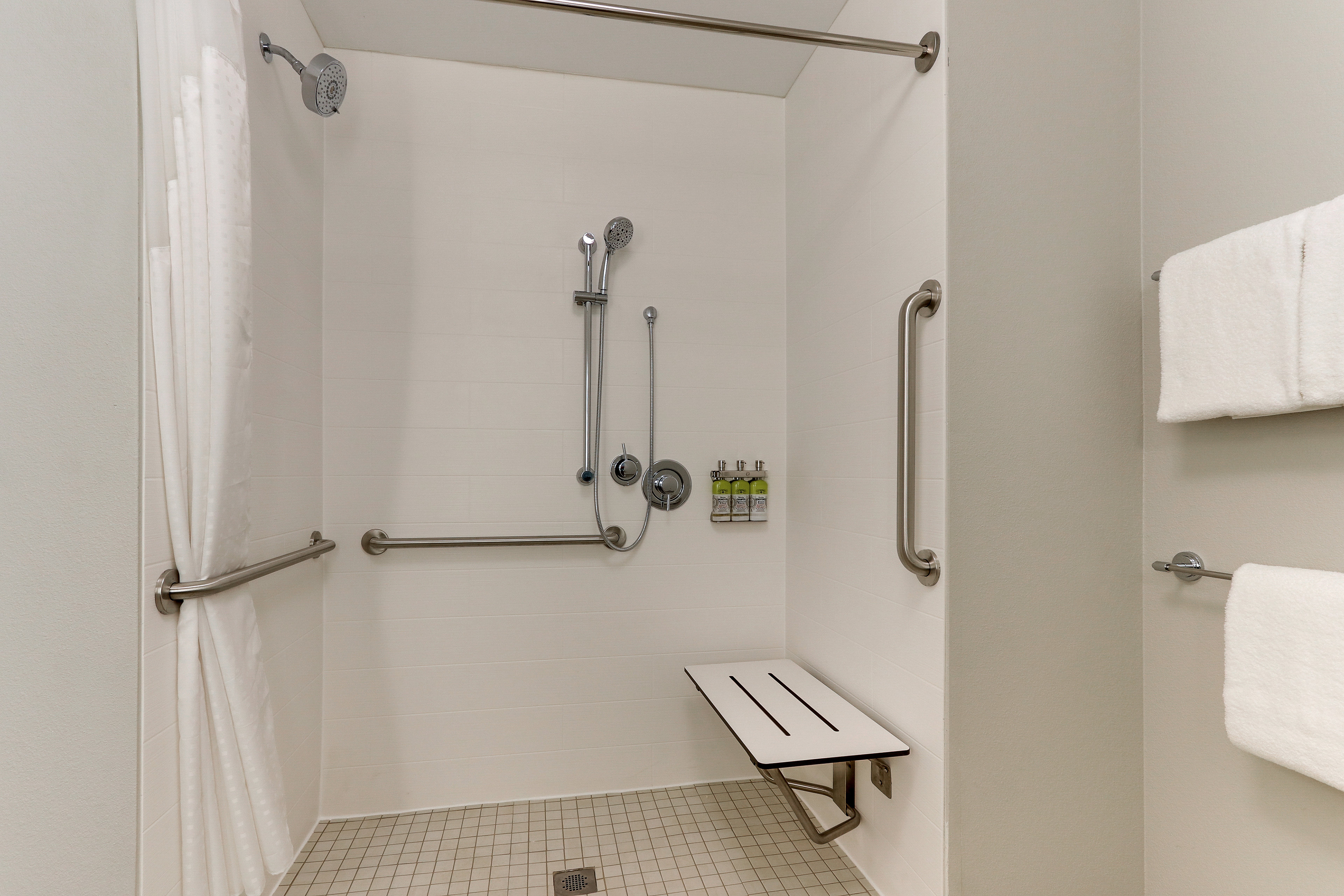 holiday inn express and suites roanoke civic center