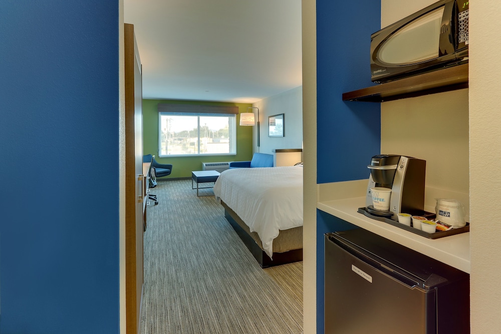 holiday inn express and suites roanoke civic center