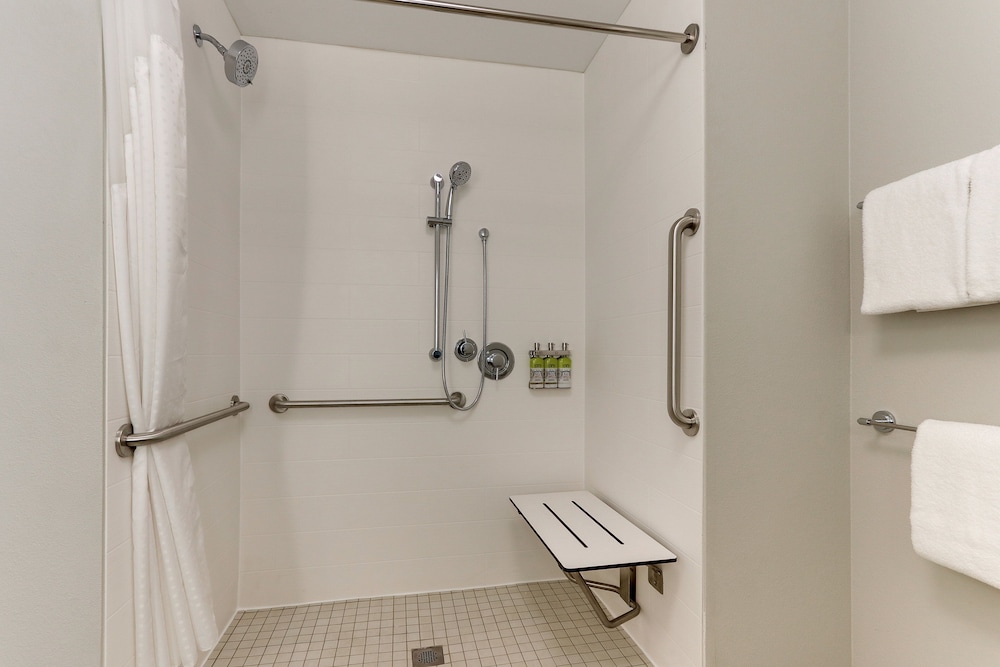 holiday inn express and suites roanoke civic center