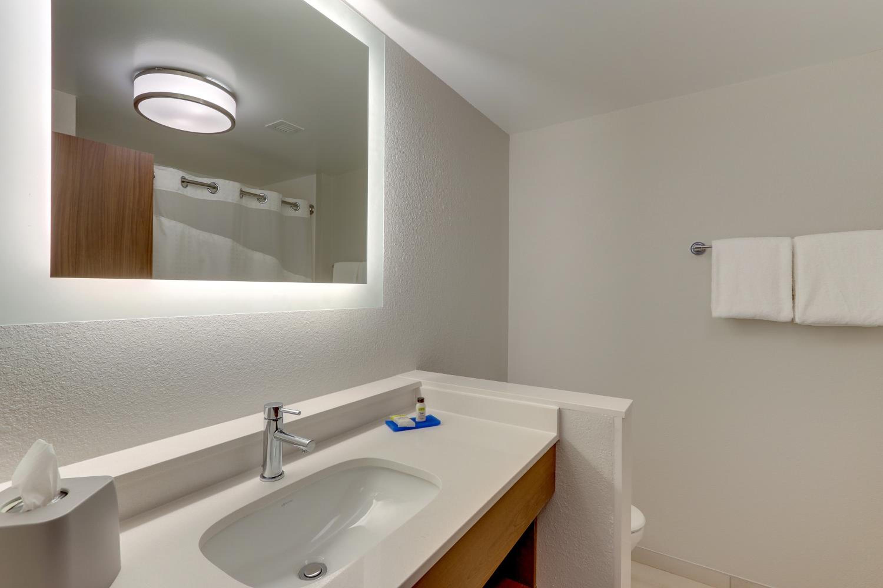 holiday inn express and suites roanoke civic center