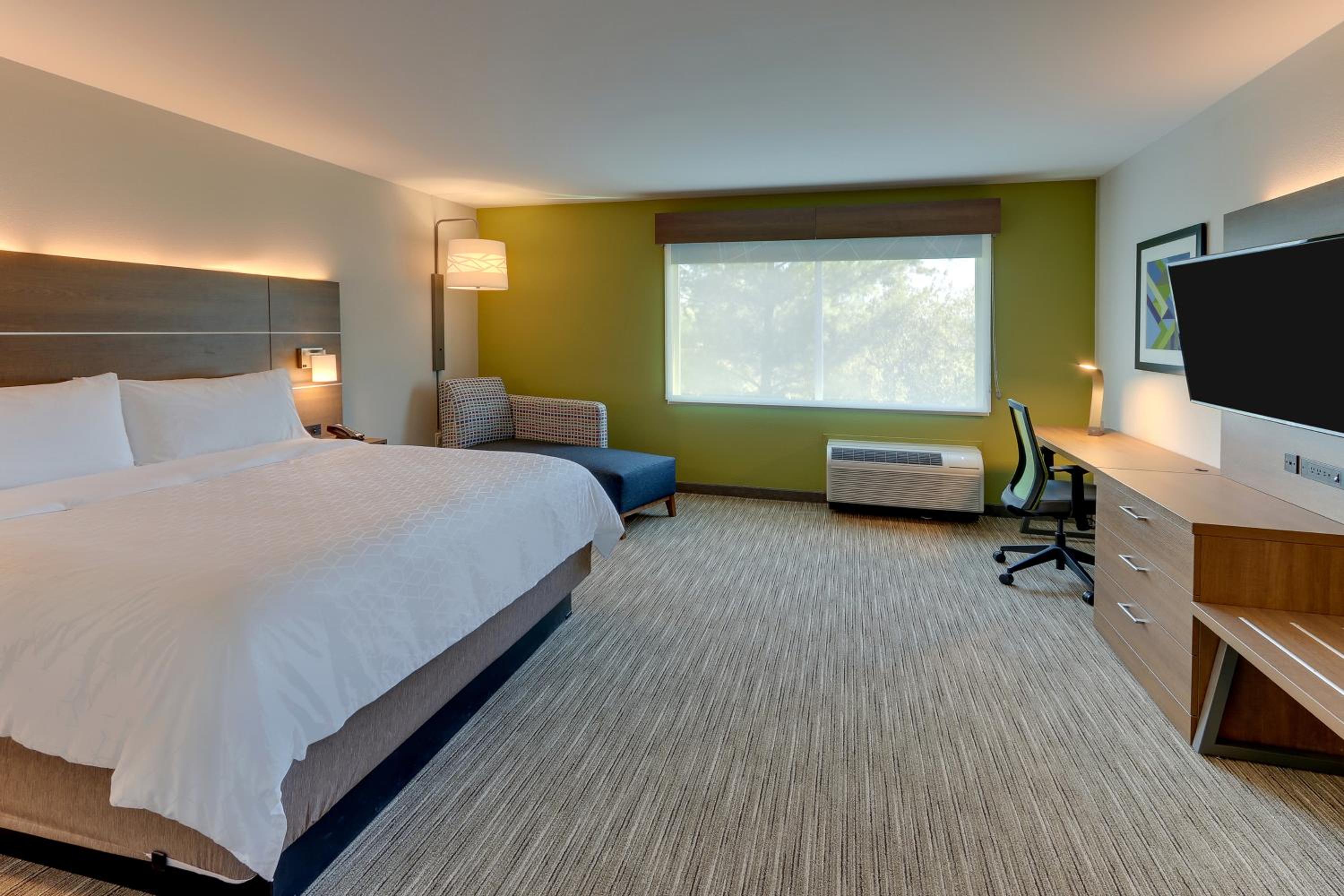 holiday inn express and suites roanoke civic center