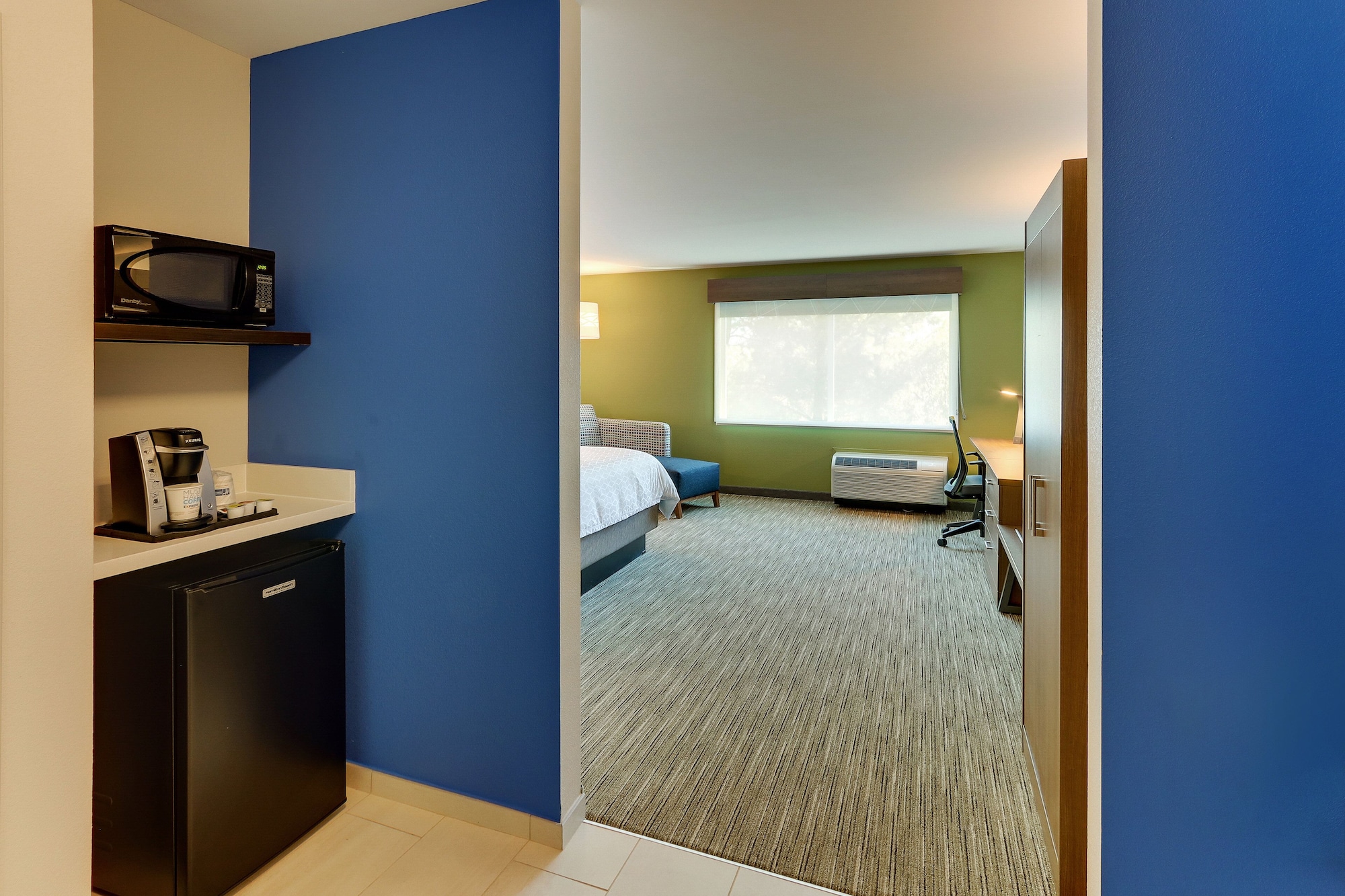 holiday inn express and suites roanoke civic center