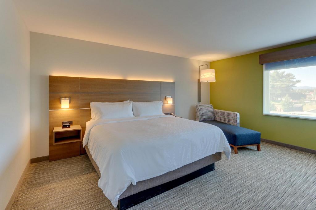 holiday inn express and suites roanoke civic center