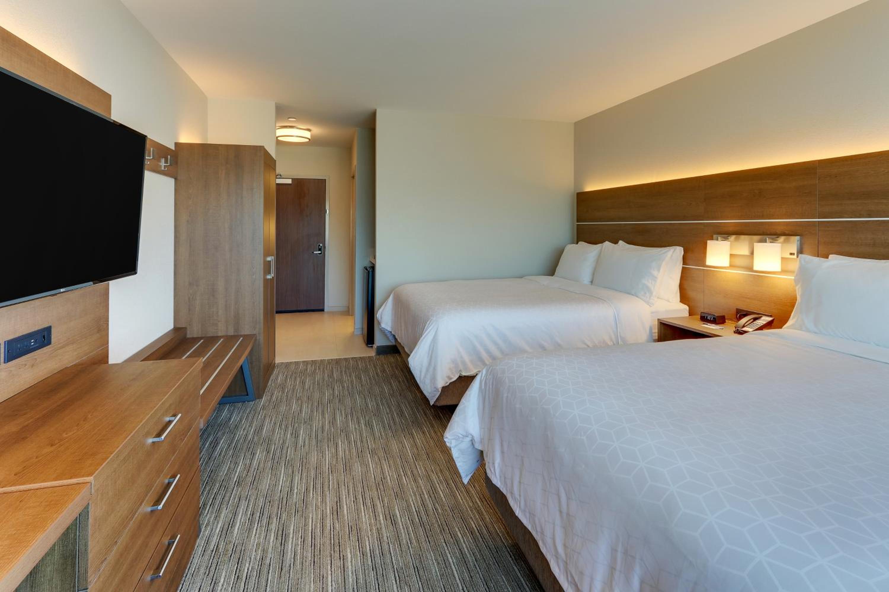 holiday inn express and suites roanoke civic center