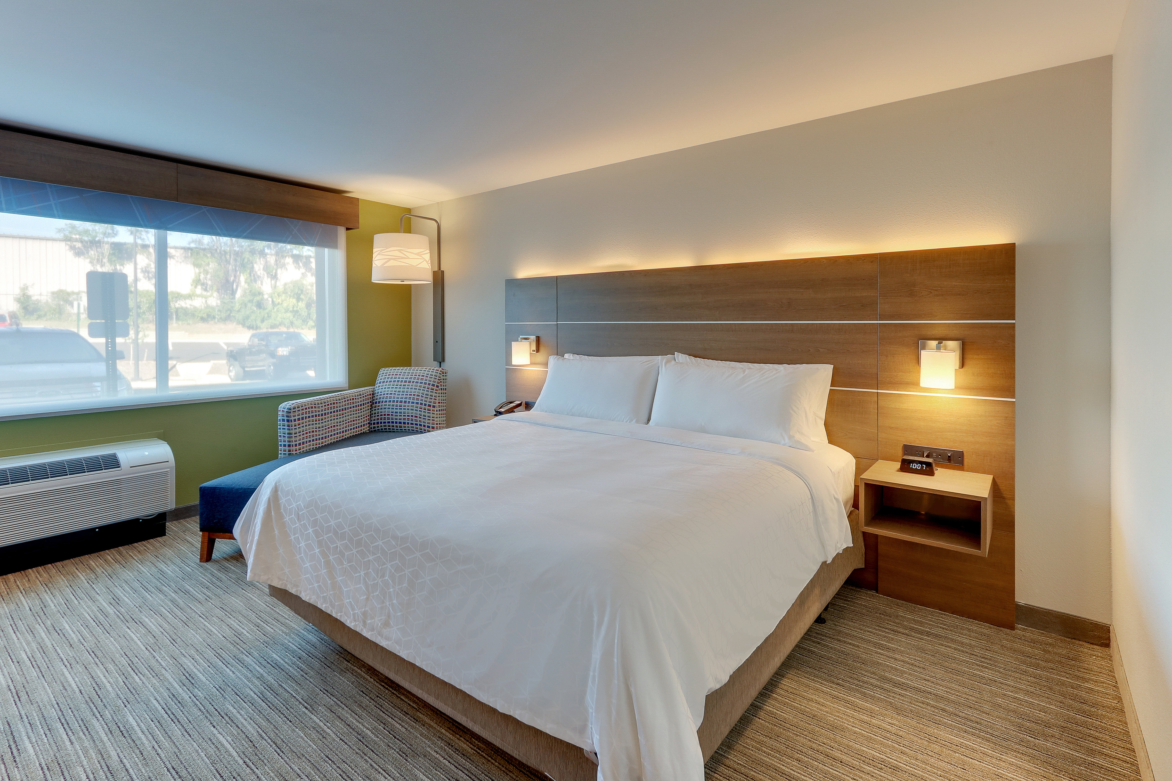 holiday inn express and suites roanoke civic center