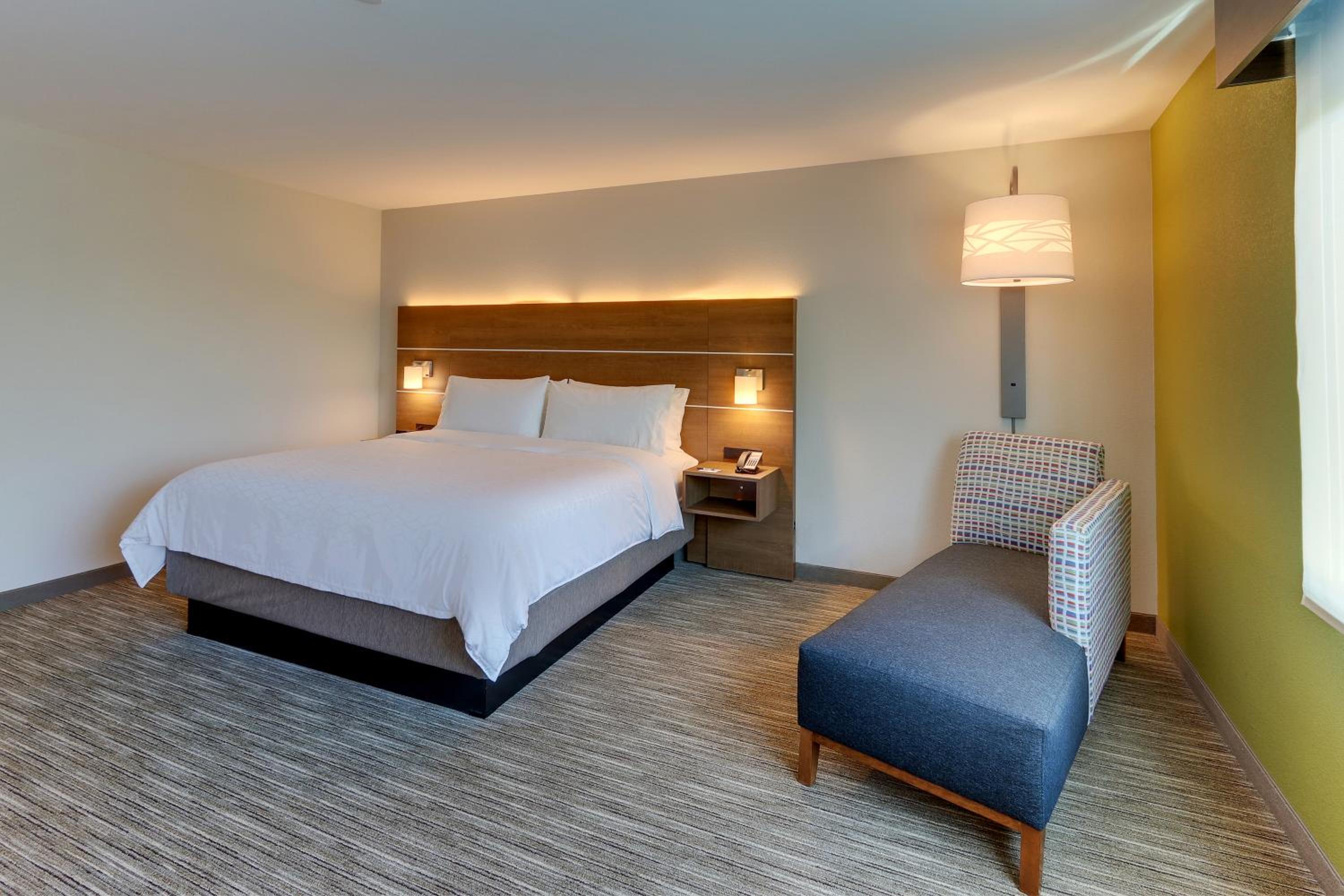 holiday inn express and suites roanoke civic center