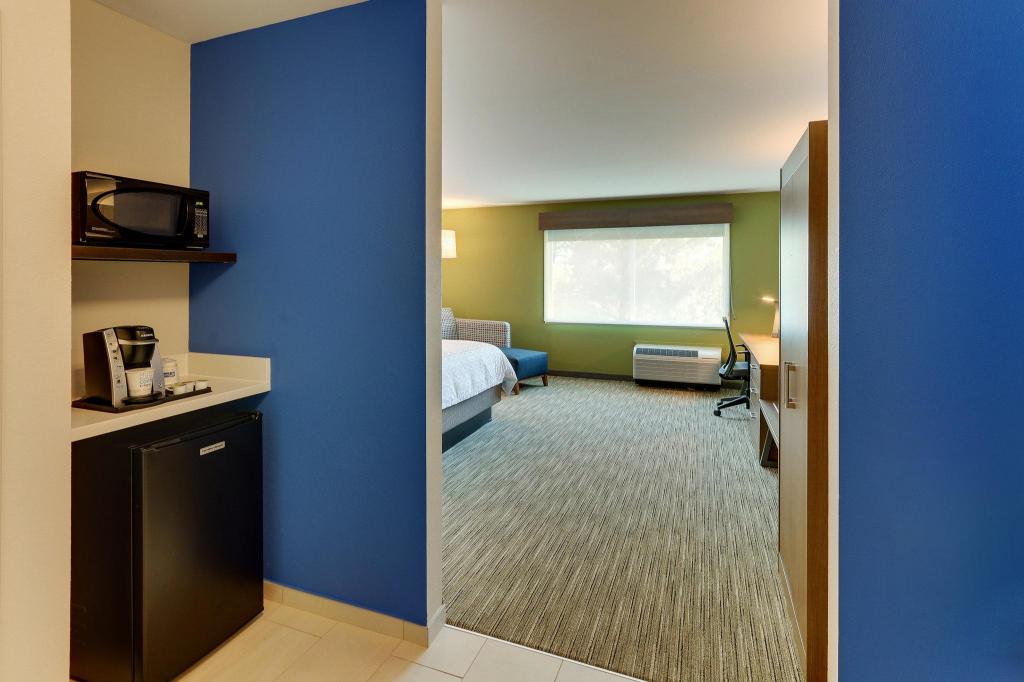 holiday inn express and suites roanoke civic center