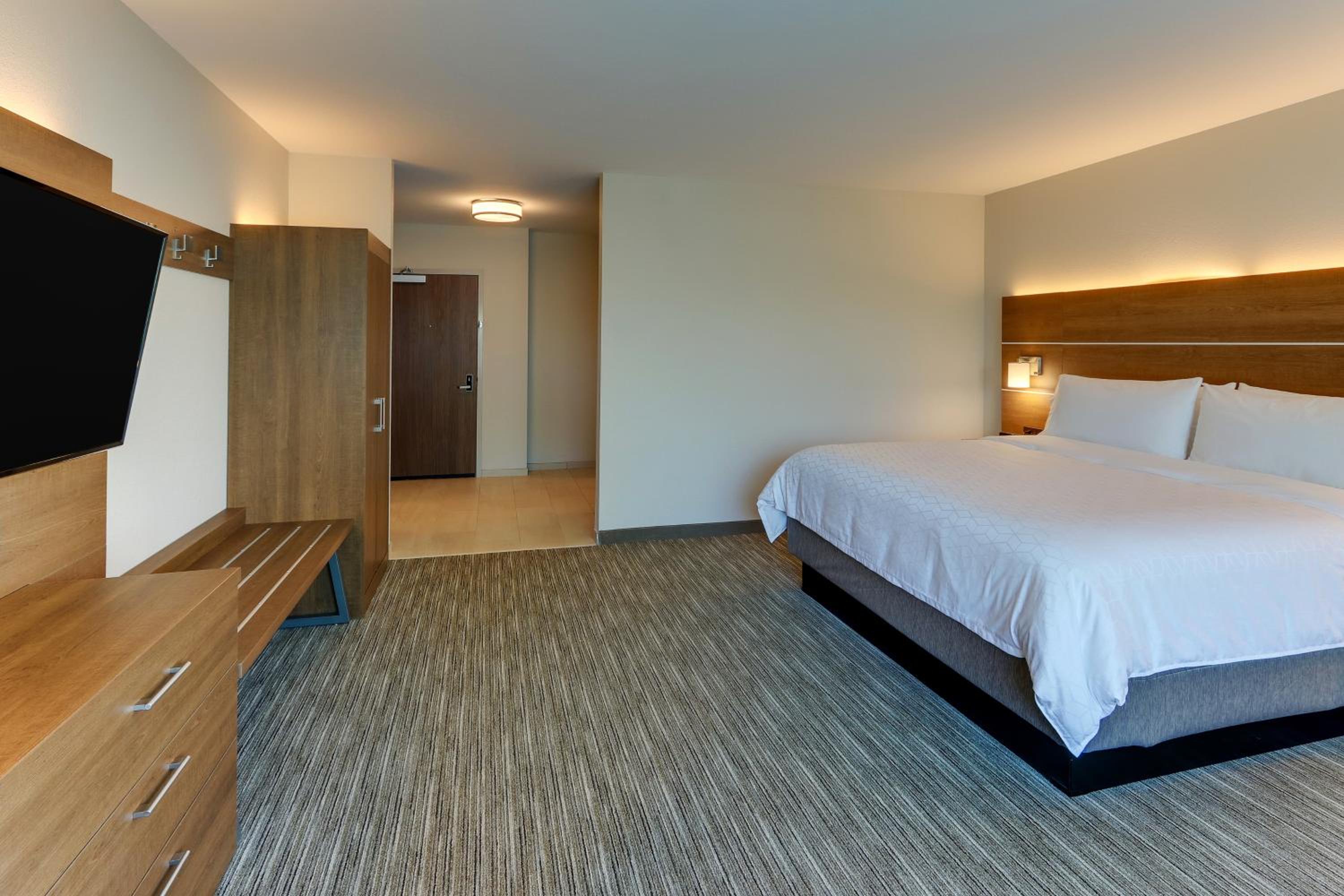 holiday inn express and suites roanoke civic center