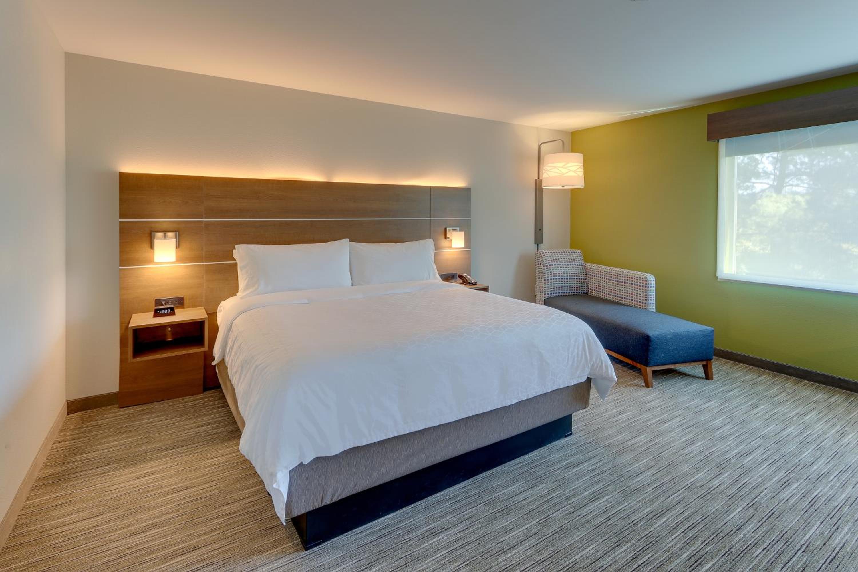 holiday inn express and suites roanoke civic center