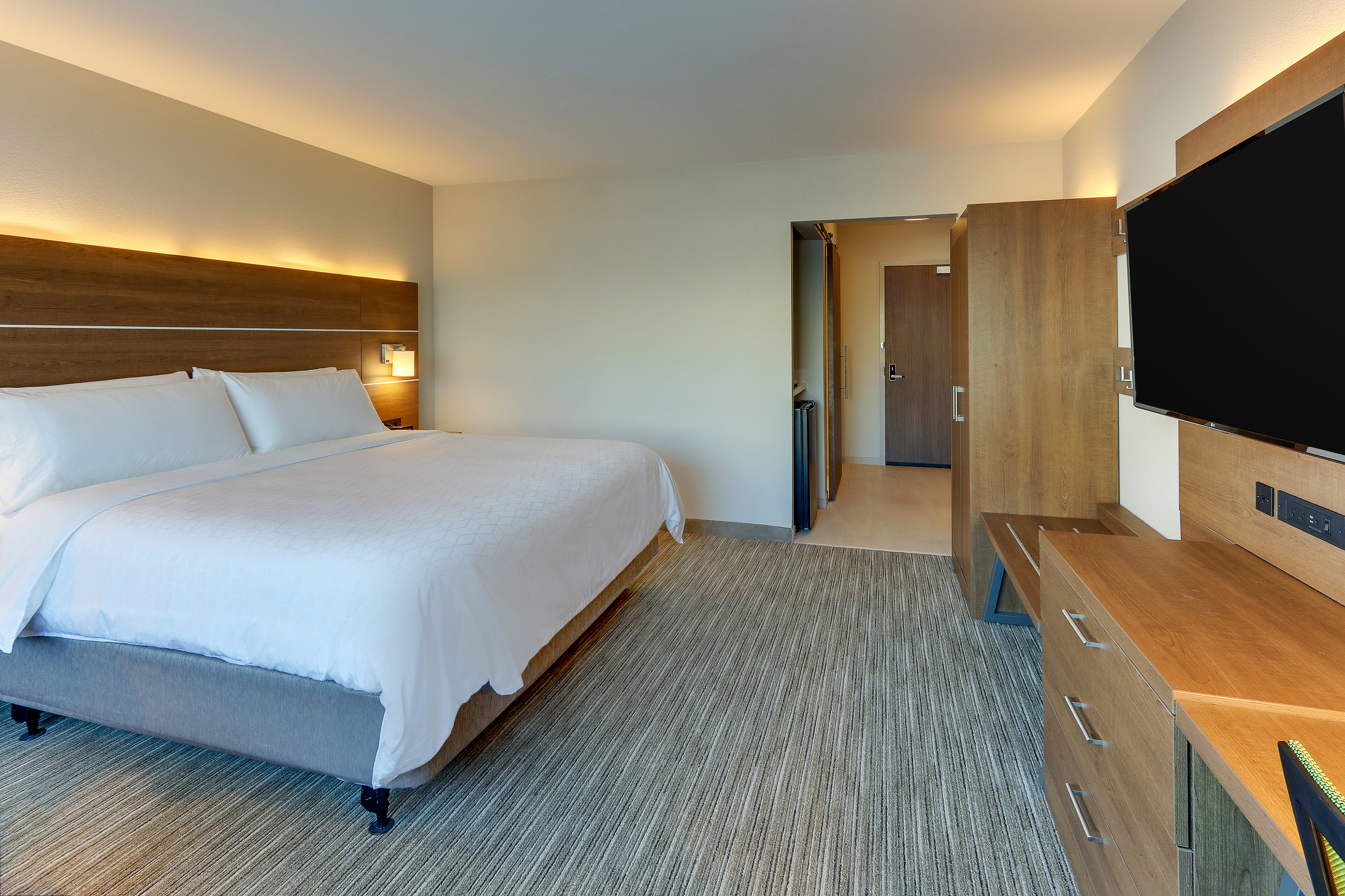 holiday inn express and suites roanoke civic center