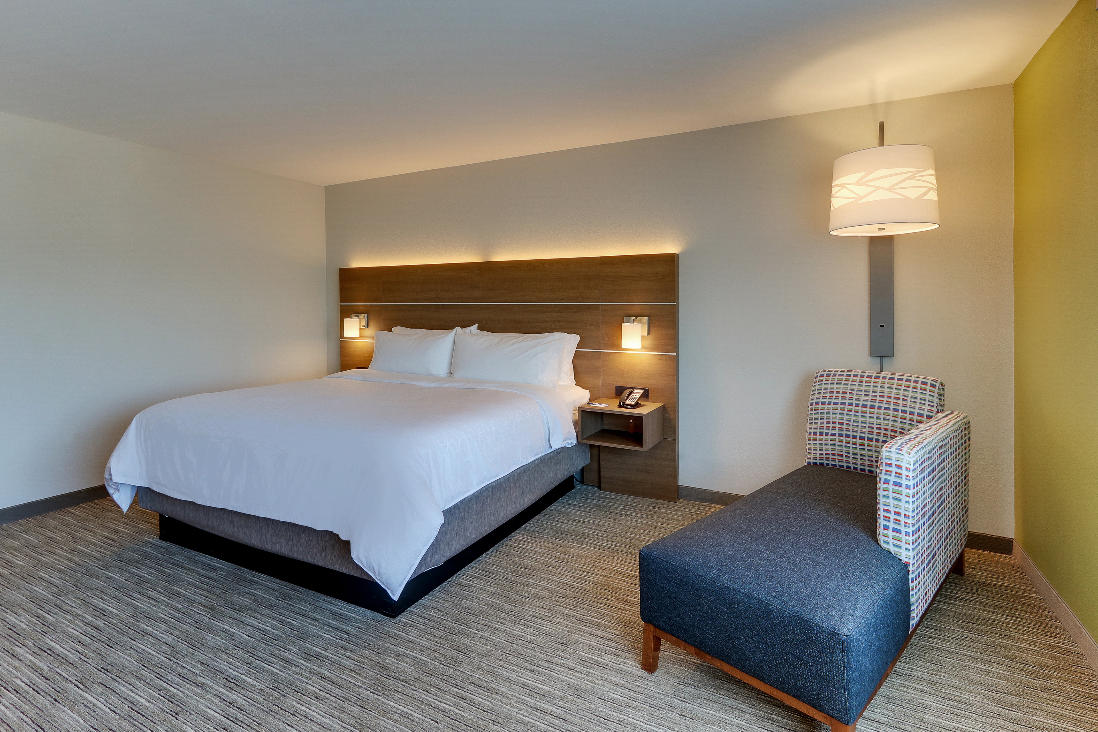 holiday inn express and suites roanoke civic center