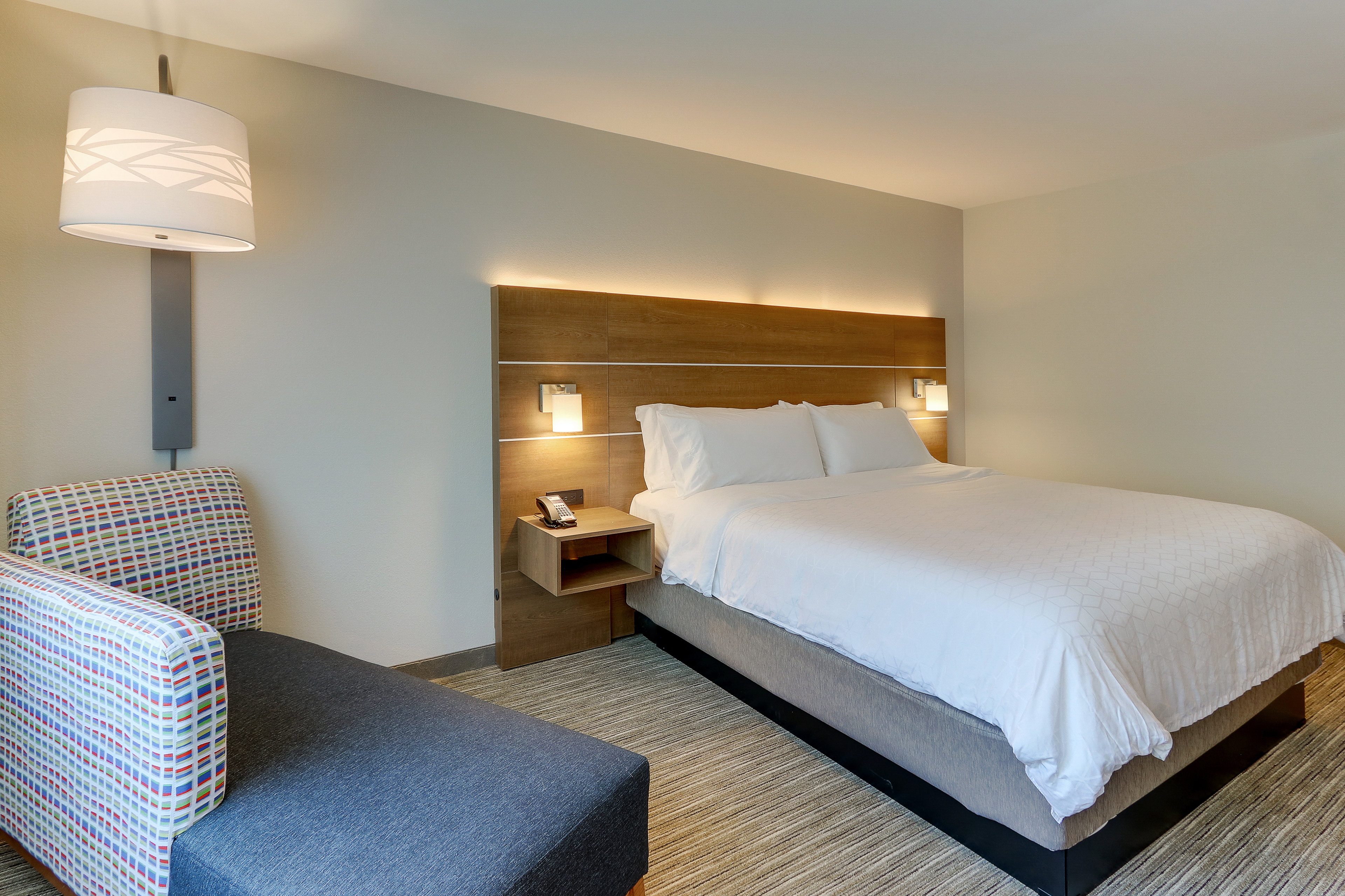 holiday inn express and suites roanoke civic center