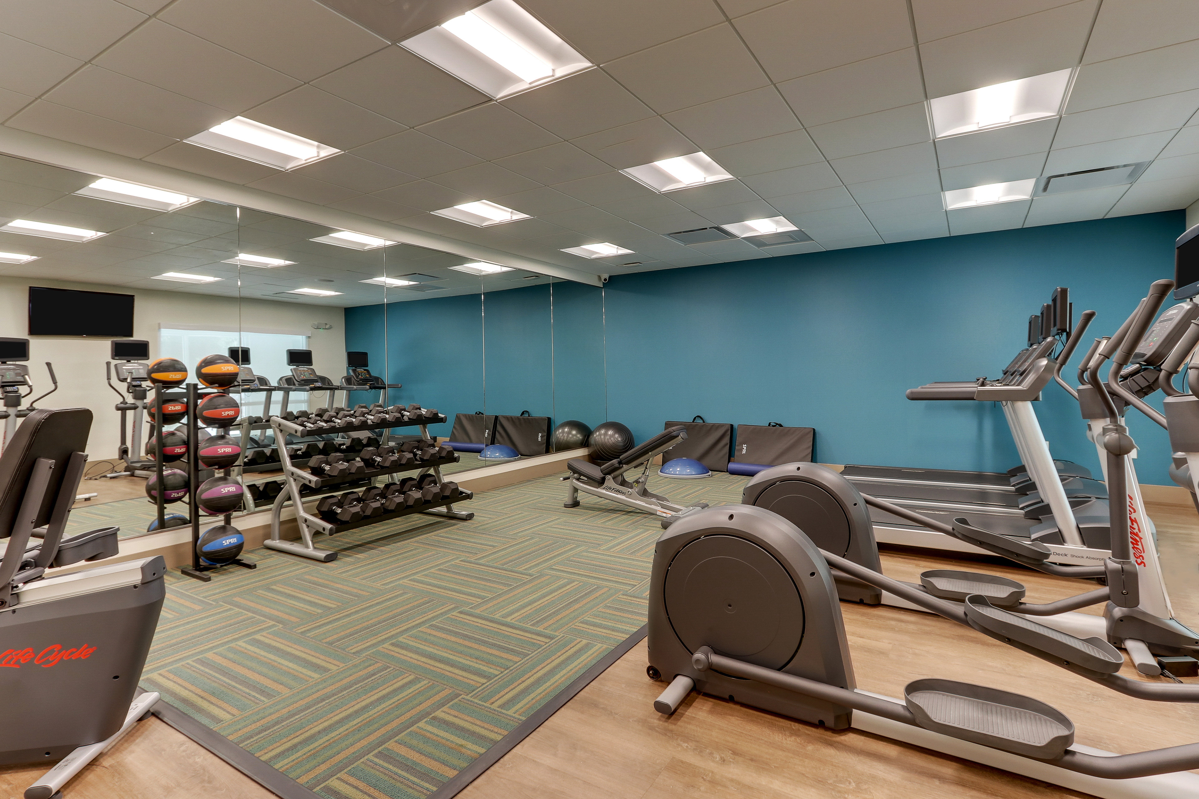 holiday inn express and suites roanoke civic center