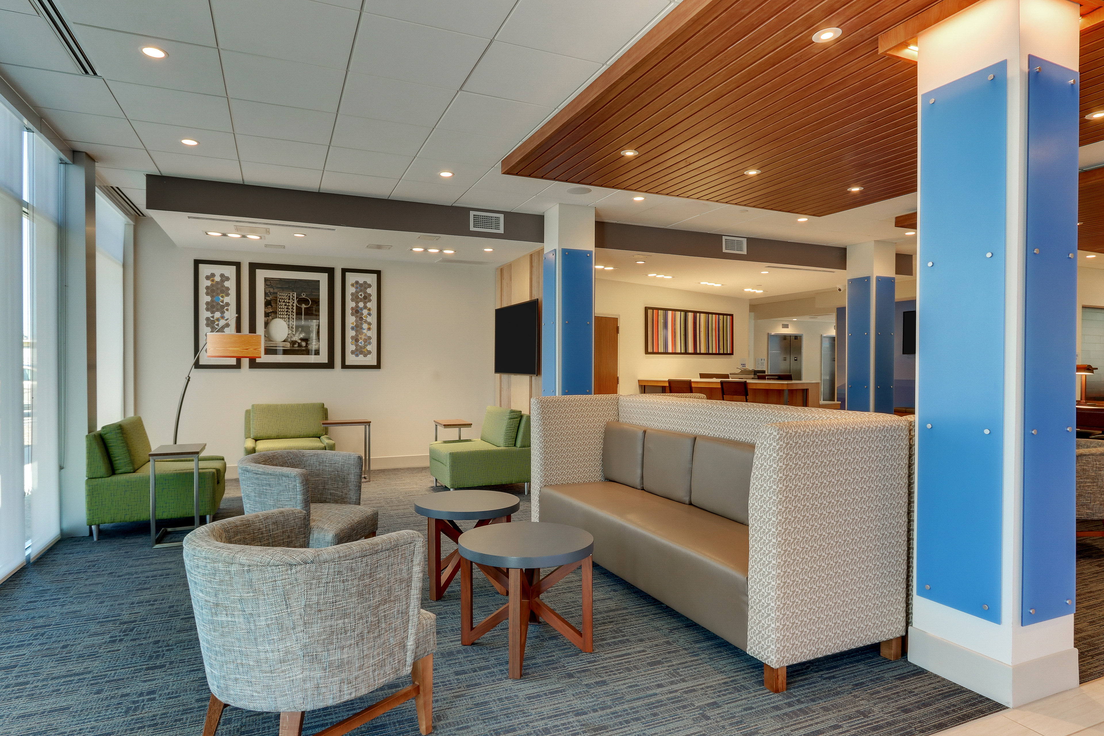 holiday inn express and suites roanoke civic center