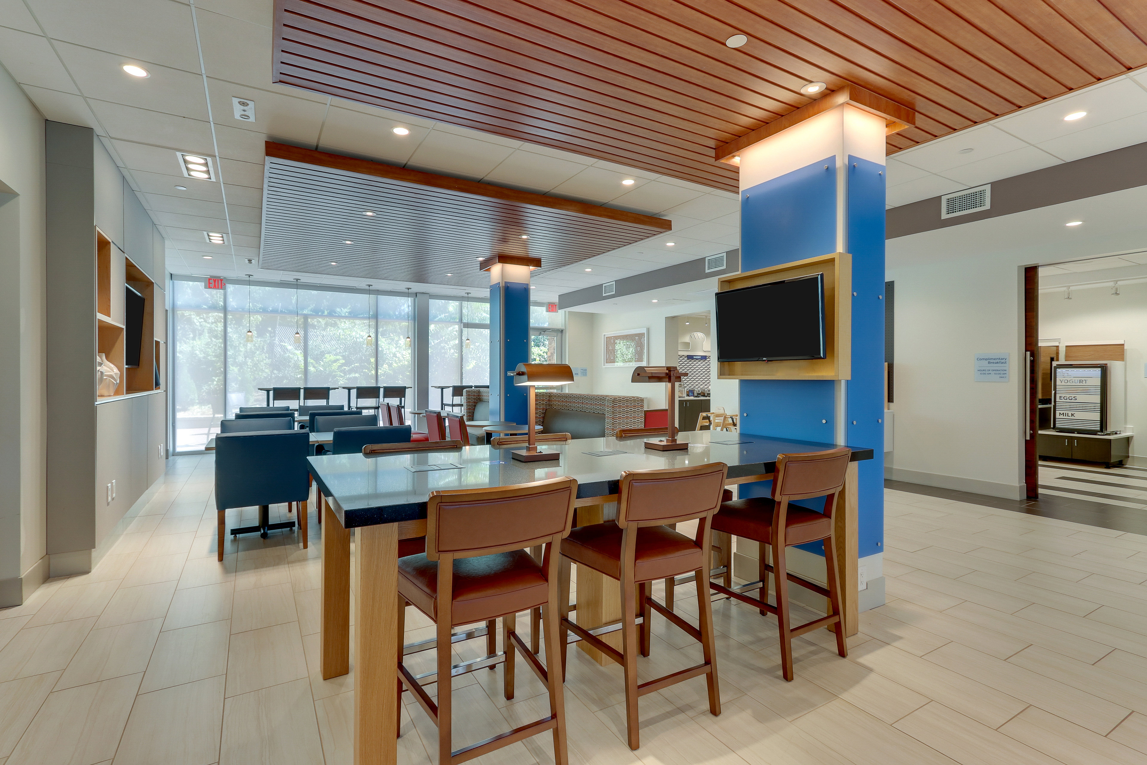 holiday inn express and suites roanoke civic center