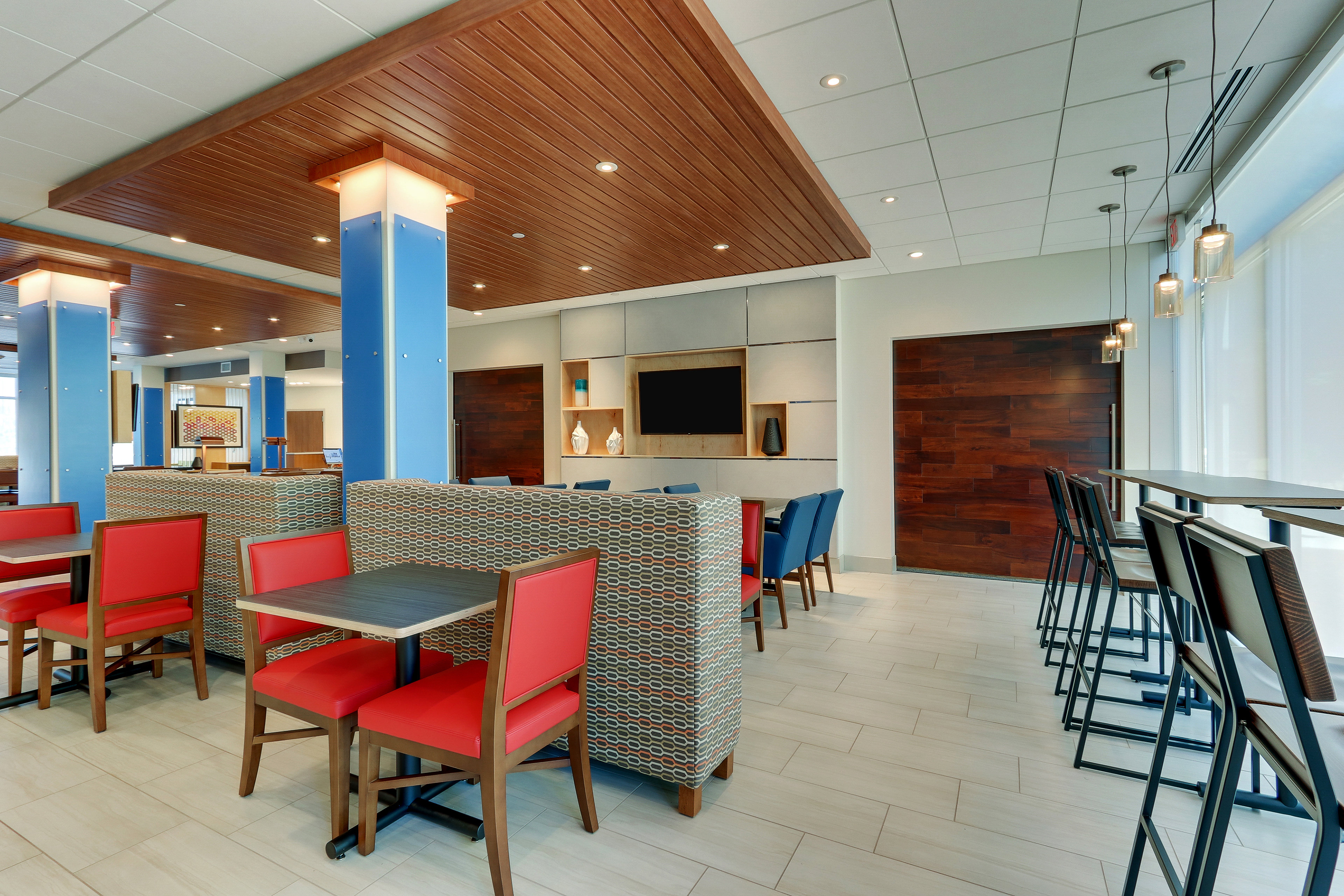 holiday inn express and suites roanoke civic center