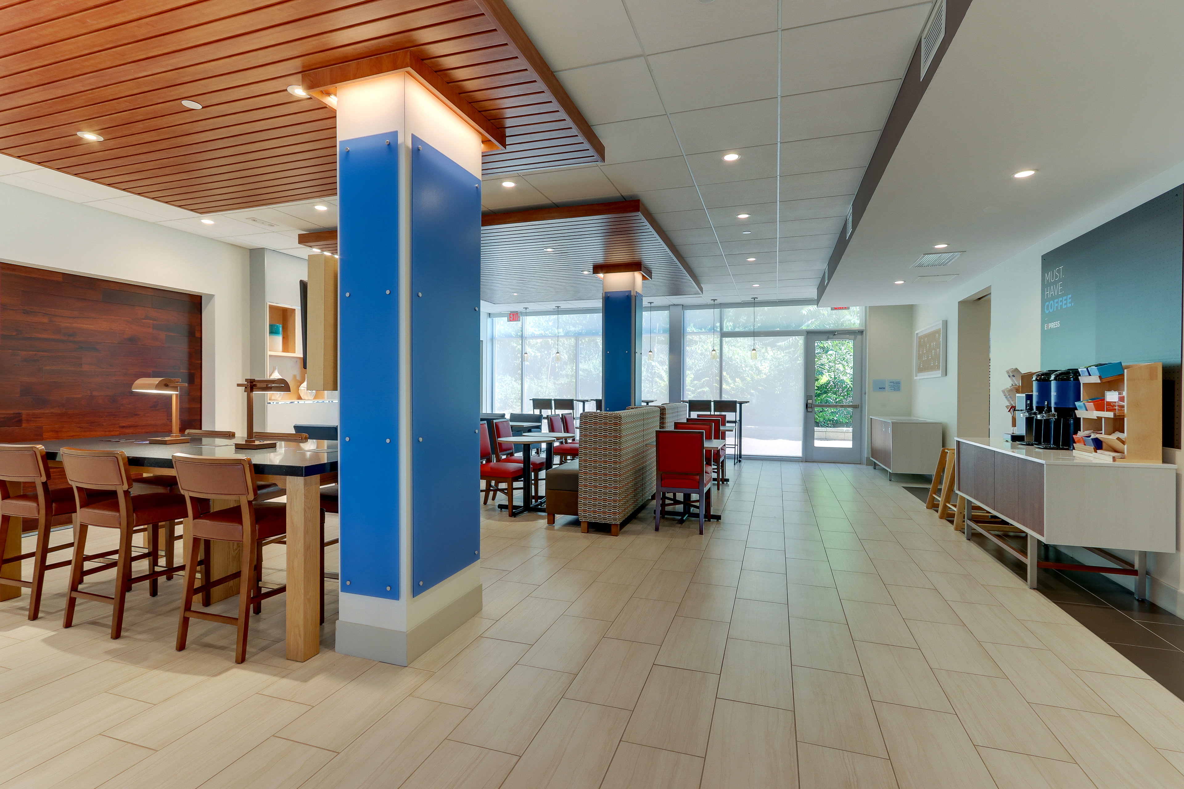 holiday inn express and suites roanoke civic center