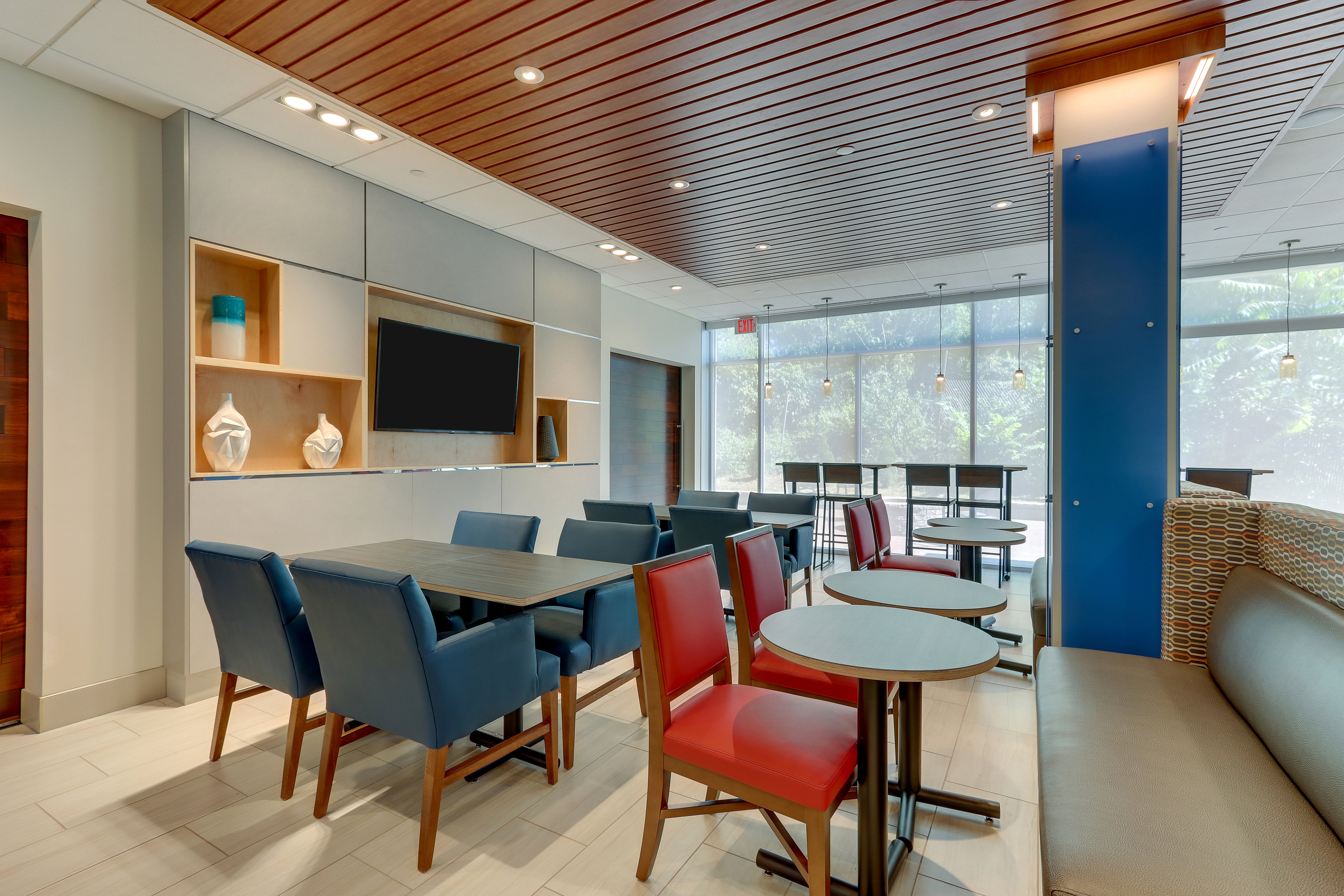 holiday inn express and suites roanoke civic center