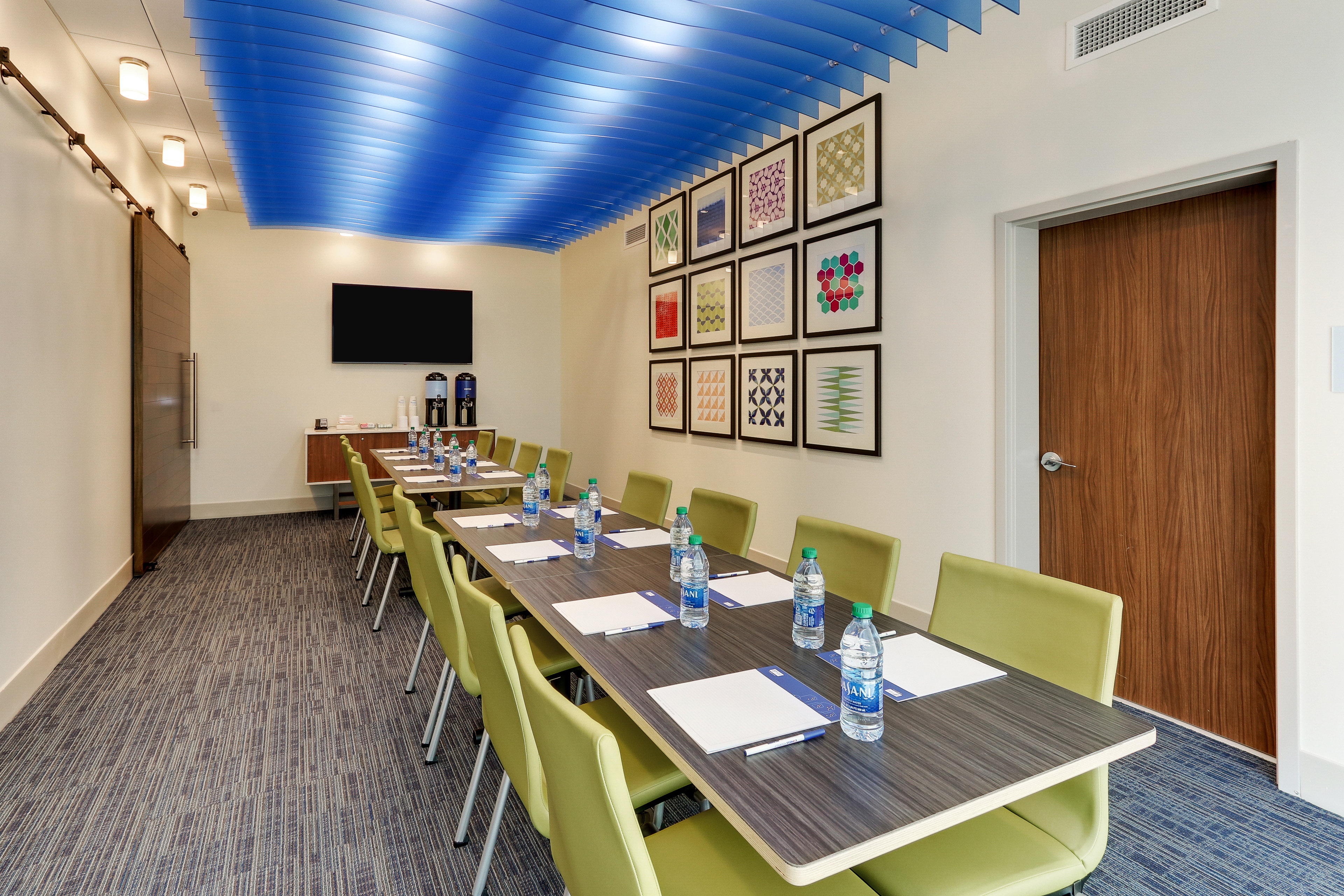 holiday inn express and suites roanoke civic center