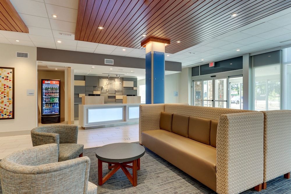 holiday inn express and suites roanoke civic center