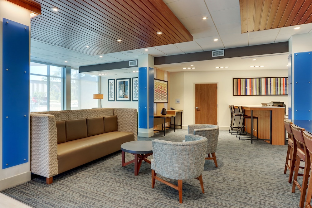 holiday inn express and suites roanoke civic center