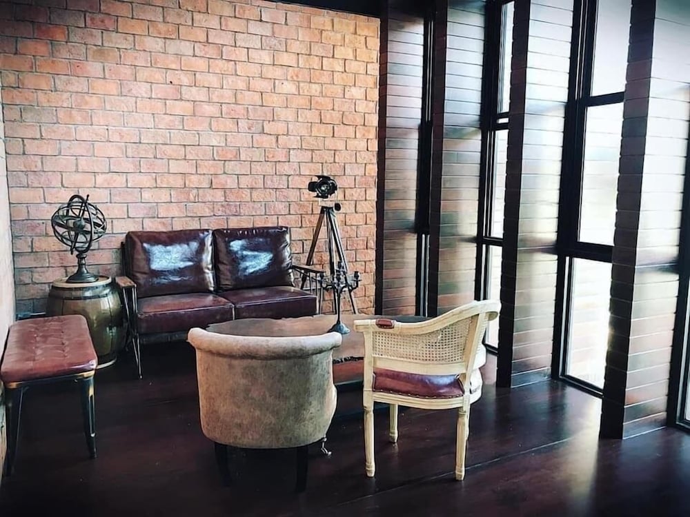 the local ari hostel