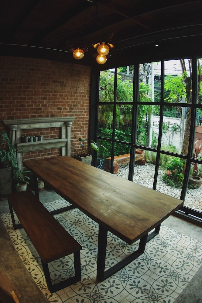 the local ari hostel