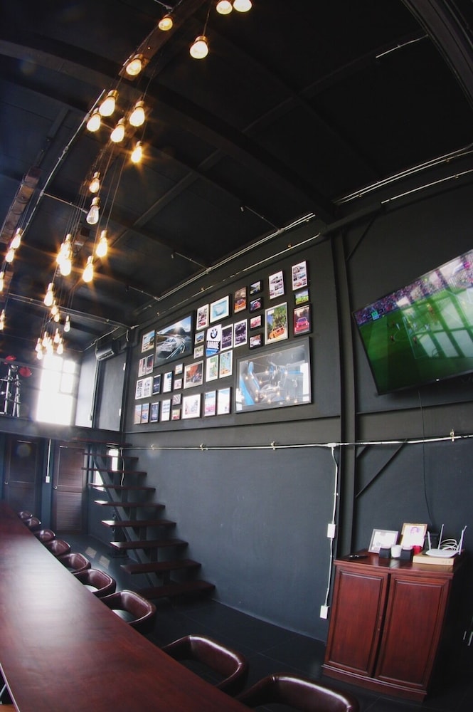 the local ari hostel