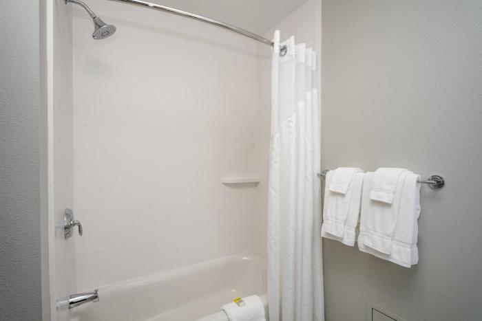 holiday inn express and suites bend south an ihg hotel