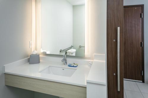 holiday inn express and suites bend south an ihg hotel