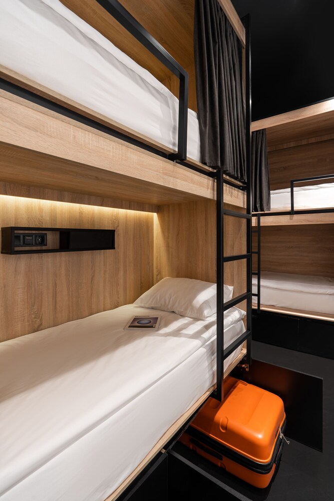 globe runner hotel and hostel