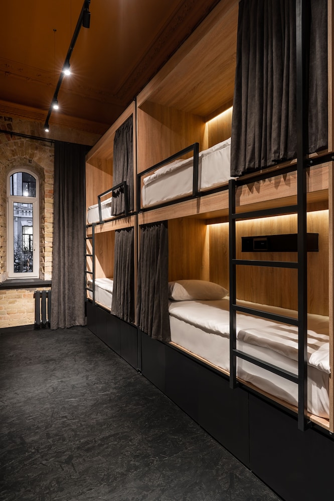 globe runner hotel and hostel