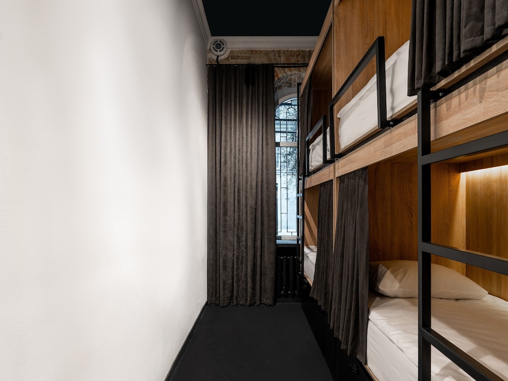 globe runner hotel and hostel