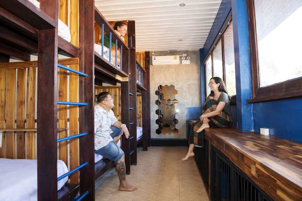 mad monkey luang prabang
