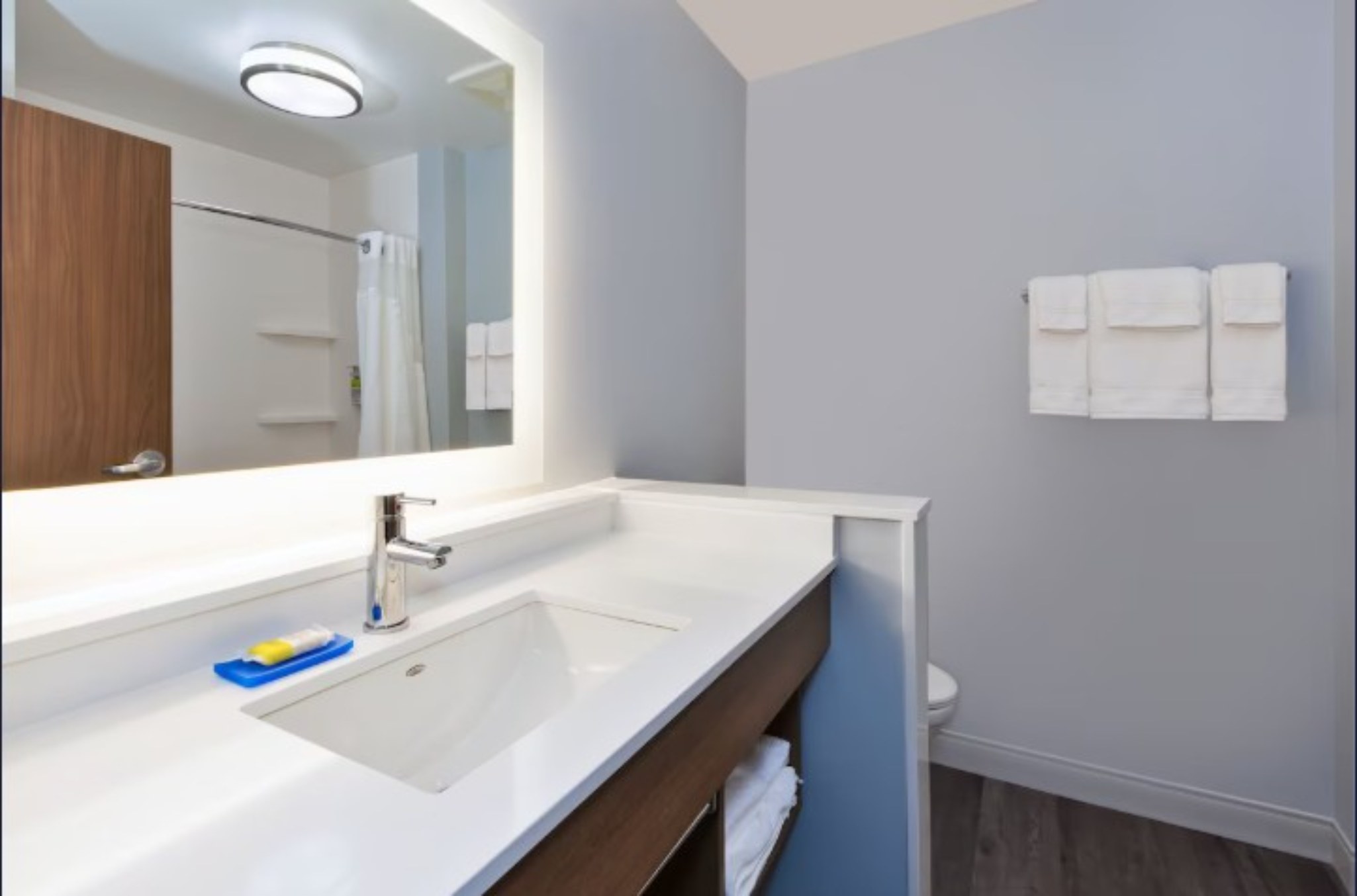 hol inn exp cedar springs grand rapids n