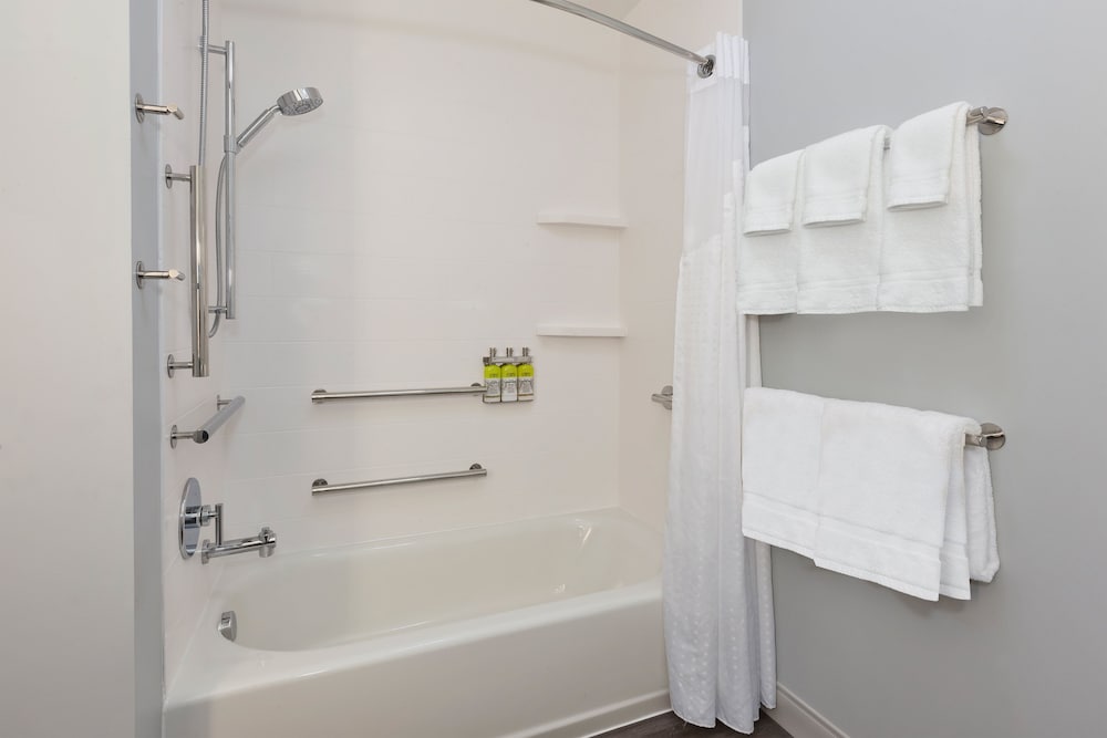hol inn exp cedar springs grand rapids n