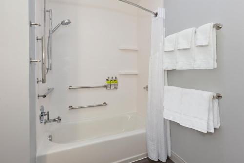 hol inn exp cedar springs grand rapids n