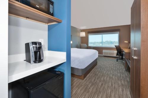 hol inn exp cedar springs grand rapids n