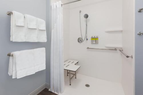 hol inn exp cedar springs grand rapids n
