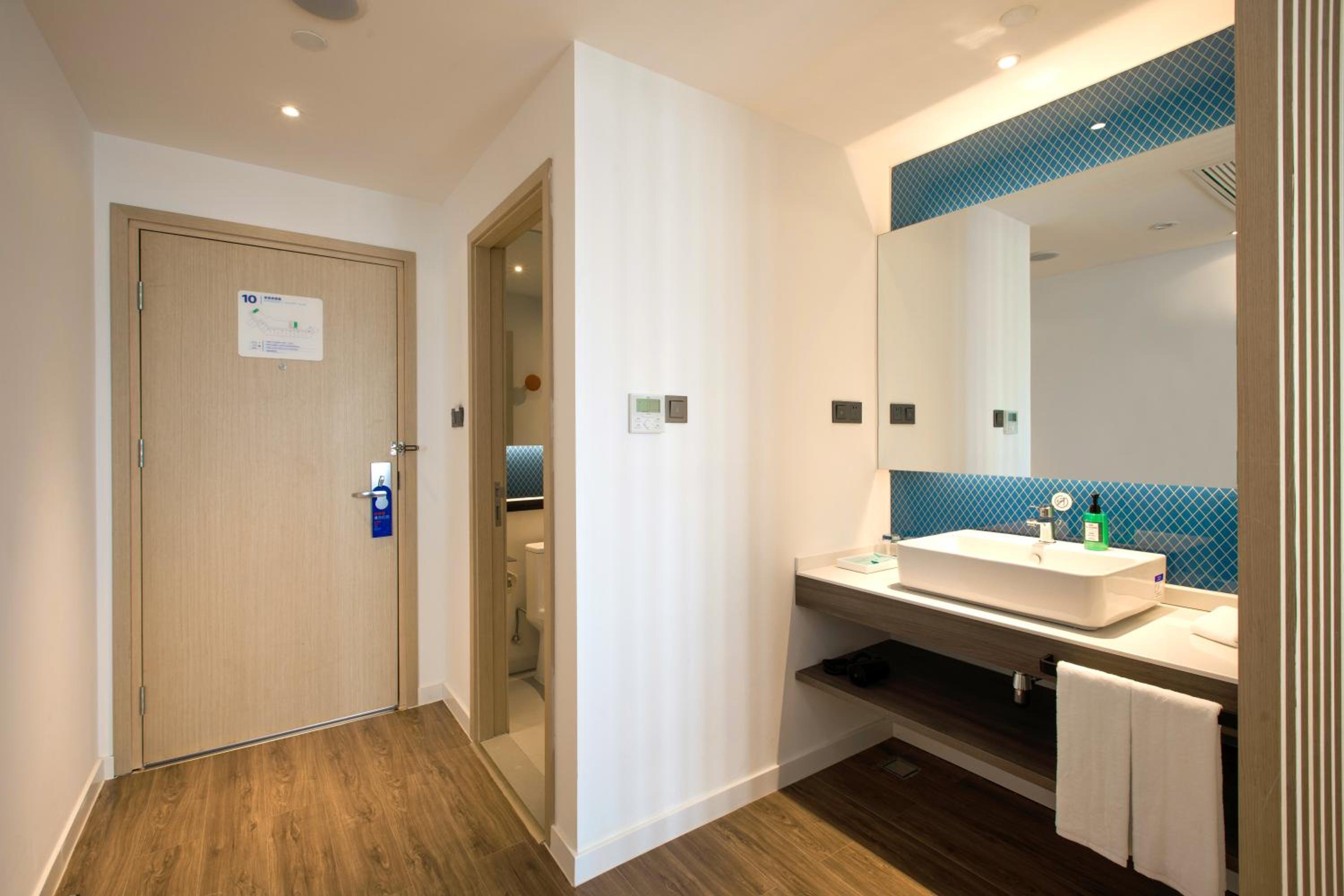 holiday inn express zhangjiagang free trade zone an ihg hotel