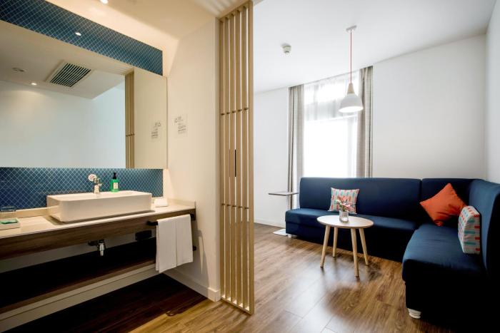 holiday inn express zhangjiagang free trade zone an ihg hotel
