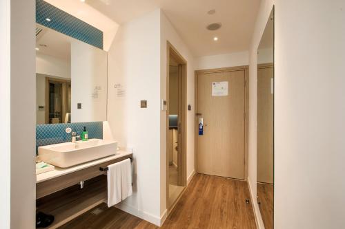 holiday inn express zhangjiagang free trade zone an ihg hotel
