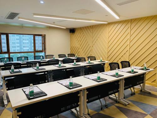 holiday inn express zhangjiagang free trade zone an ihg hotel
