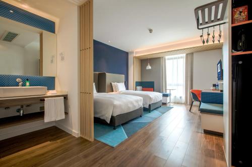 holiday inn express zhangjiagang free trade zone an ihg hotel