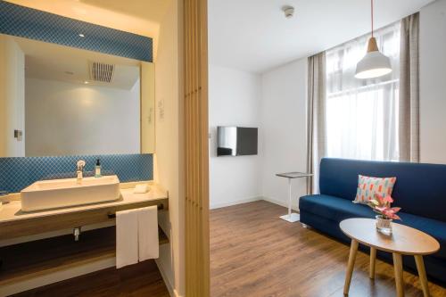 holiday inn express zhangjiagang free trade zone an ihg hotel